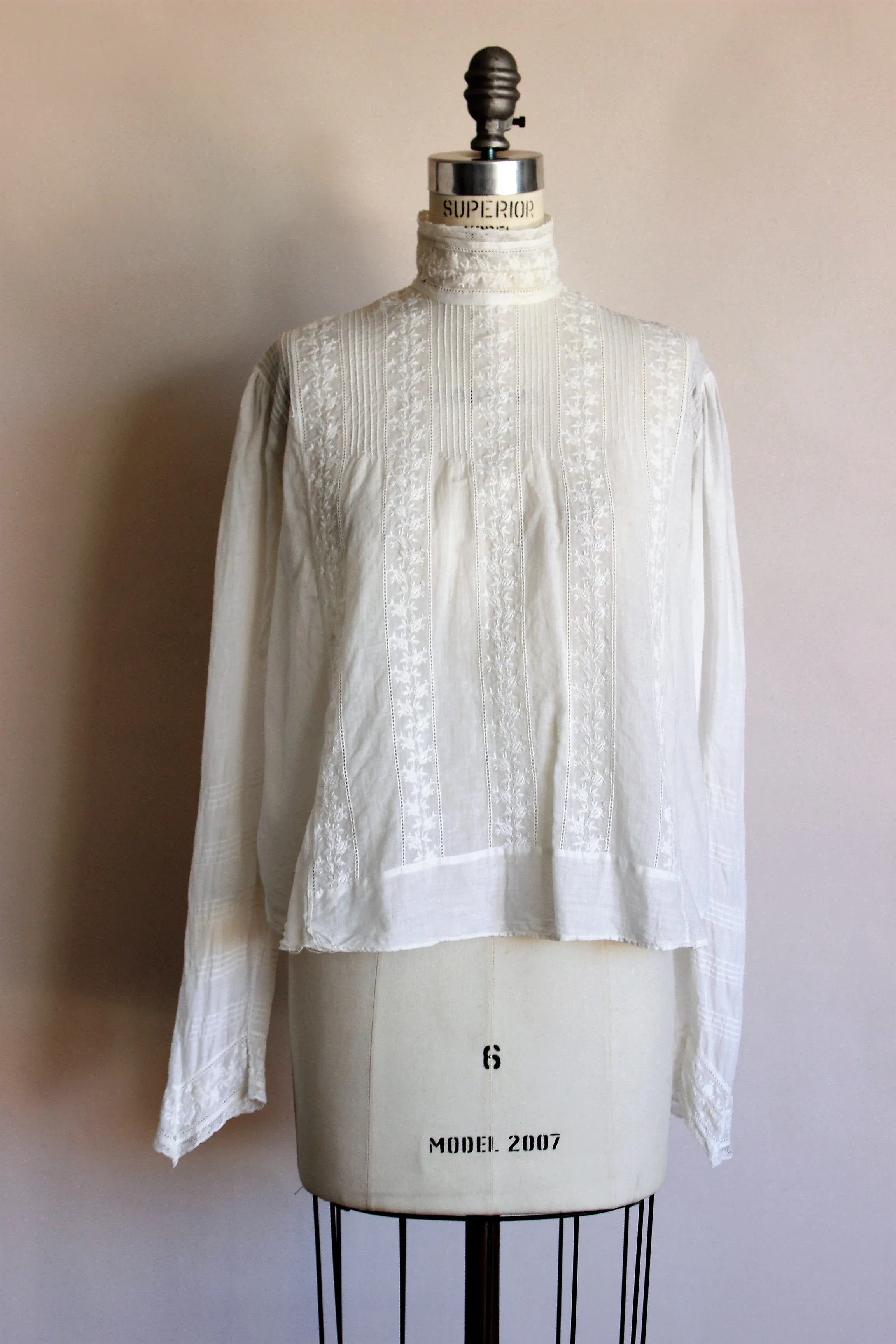 Antique 1890s Blouse In White With Lace Trim